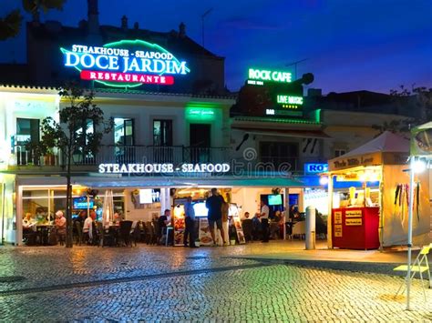 Vida Nocturna En Albufeira En El Algarve De Portugal Con Bares Y