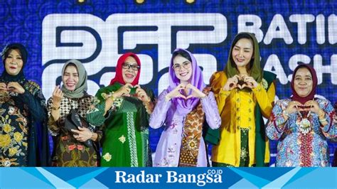 Ketua Dekranasda Jatim Arumi Bachsin Elestianto Dardak Buka Pameran Bff