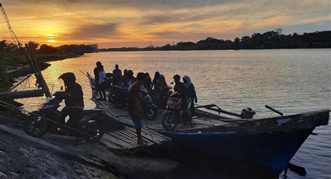 Begini Jasa Perahu Penyebrangan Di Sungai Jeneberang Makassar