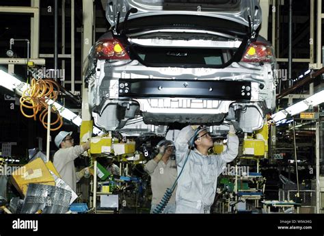 Factory scene china workers hi-res stock photography and images - Alamy