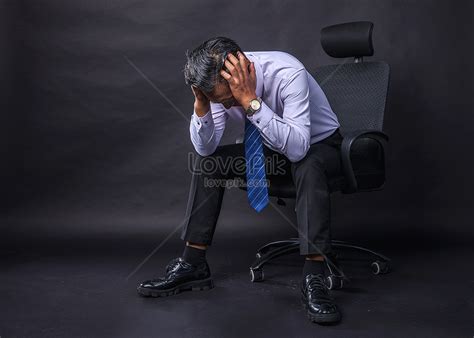 Business People Troubled By The Middle Aged Crisis Picture And HD Photos | Free Download On Lovepik