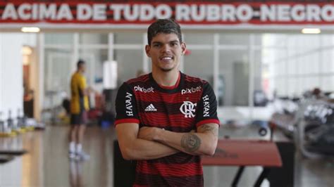 Preparado para tudo Ayrton Lucas é apresentado pelo Flamengo no