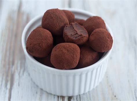 Chocolate Truffles Recipe, very simple and super delicious!