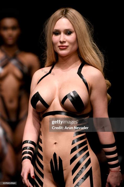 A Model Walks The Runway During Black Tape Project At New York Fotografia De Notícias Getty