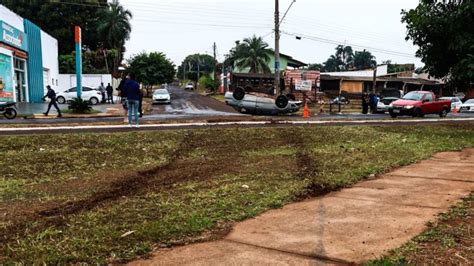 Motorista Perde Controle Em Curva Invade Canteiro E Capota Carro Na