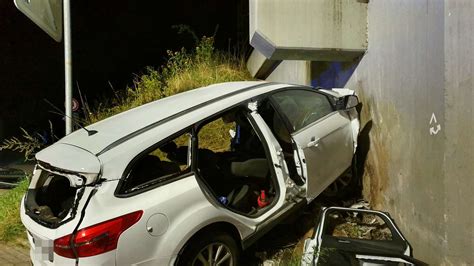 Fotos Schwerer Unfall In Grebenstein Auto Prallt Gegen Mauer