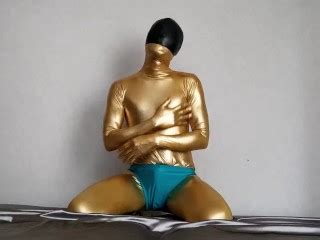 金色 Zentai 泳装硅胶帽呼吸控制 Pornhub Gay