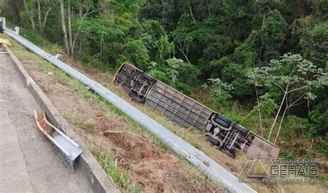 ÔNIBUS DE TURISMO TOMBA CAI EM RIBANCEIRA E DEIXA 40 FERIDOS NA BR 040