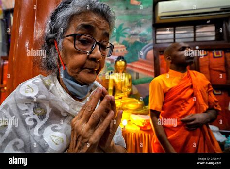 Kalkutta Indien 05 Mai 2023 Eine ältere Gläubige Frau Sah Betende Buddha Purnima Gebete In