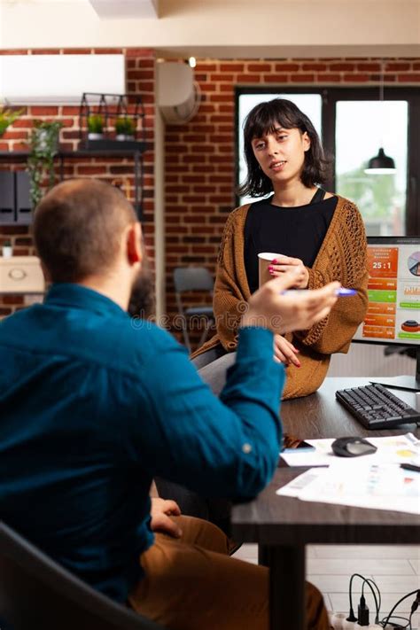 Gerente Ejecutivo Conversando Con Empresaria Sobre Estrategia De