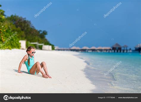 Ador Vel Menina Na Praia Foto Shalamov