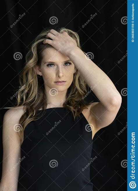 Une Belle Blonde Pose En Plein Air Tout En Profitant Du Temps Du Printemps Image Stock Image