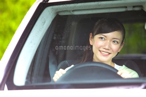 運転をする女性の写真素材 Fyi01362797 ストックフォトのamanaimages Plus