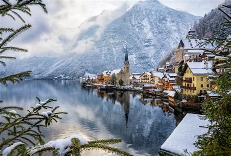 Dorp Van Hallstatt In De Oostenrijkse Alpen Met Sneeuw Oostenrijk