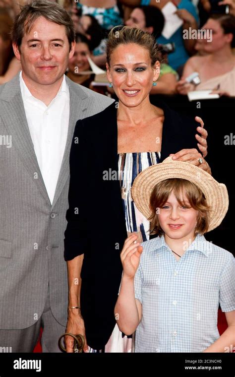 L R Matthew Broderick And Sarah Jessica Parker Pose With Their Son