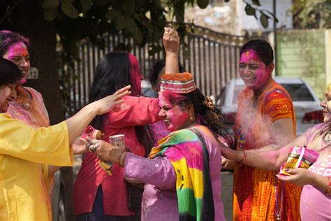 Holi 2023 celebrations: The festival of colors ushers in spring – New ...