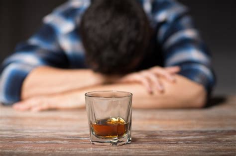 ALCOOLISME CHRONIQUE SYMPTÔMES CAUSES DIAGNOSTIC TRAITEMENT esculape