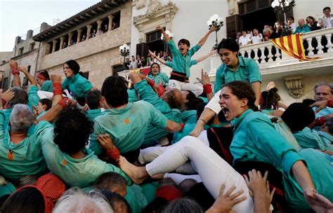 Els Castellers de Vilafranca carreguen un castell inèdit en el seu 75è