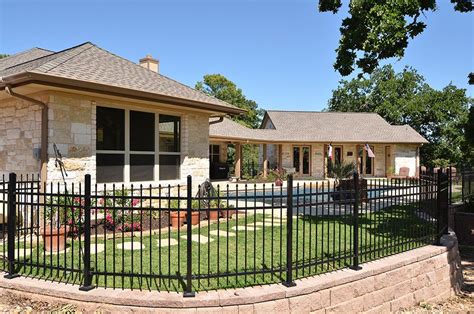 Retaining Wall With Iron Fence Carranouran