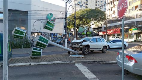 Acidente entre carros derruba poste de luz em Chapecó veja fotos