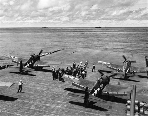 Asisbiz Grumman F6f 3 Hellcat Vf 16 White 4 And 18 Ready For Launch Cv