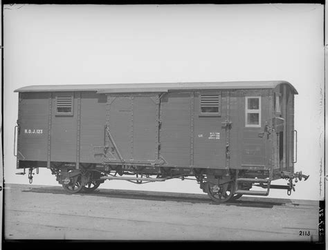 Fotografie zweiachsiger bedeckter Güterwagen mit Bremse 1921