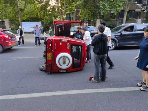 三轮车被轿车撞翻，老人受伤，物业秩序队员及时施救 天通苑社区网