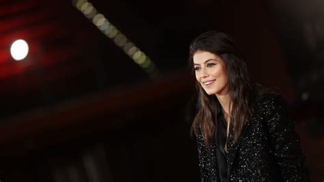 Alessandra Mastronardi Con I Capelli Spettinati E Le Paillettes