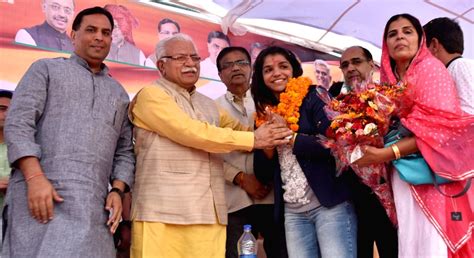 Khattar Felicitates Sakshi Mallik