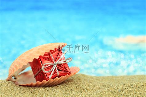 T Box In A Sea Shell On The Beach高清摄影大图 千库网