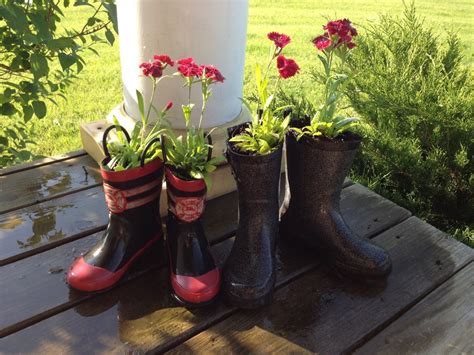 17 Super Creative Ideas To Repurpose Rain Boots Into Planters