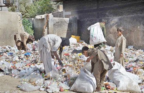 کوئٹہ ،کانسی روڈ کے کنارے جمع کچرے کے ڈھیر سے خانہ بدوش کام کی اشیا تلاش کررہے ہیں Daily