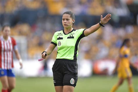 Karen Hernández la silbante que no se deja amedrentar por los futbolistas