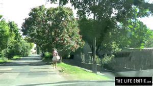 可愛い女の子が駐車場で公然とマスターベーションを視聴 Kink Fetish Public Porn SpankBang