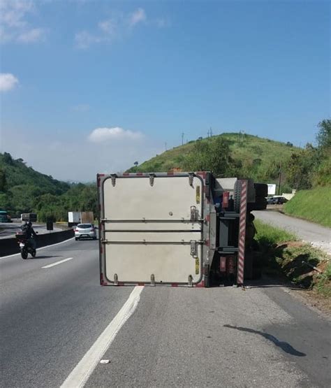 Caminh O Ba Tomba No Trecho Da Via Dutra Que Passa Por Barra Mansa