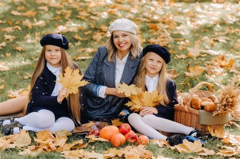 Una gran familia en un picnic en otoño en un parque natural gente feliz