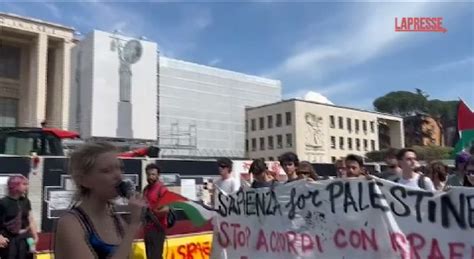 Università La Sapienza impronte rosse sul palazzo del Rettorato