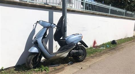 Lecce Si Schianta Con Lo Scooter Contro Un Muro Muore Enne