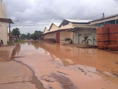 G1 Moradores da Zona Norte ficam ilhados após chuva em Macapá