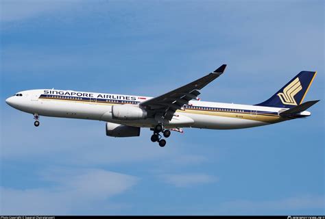 V Sta Singapore Airlines Airbus A Photo By Suparat