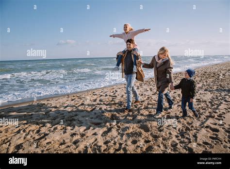 Familia Feliz Caminando Juntos Fotografías E Imágenes De Alta