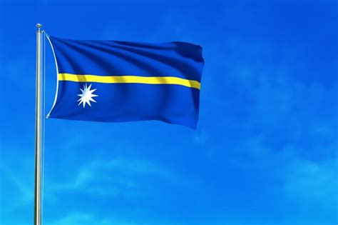 Bandera de nauru en la representación 3d del fondo del cielo azul