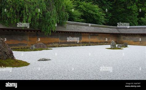 Zen garden in Kyoto (Ryoan-ji Stock Photo - Alamy