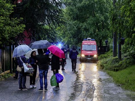 Berschwemmungen In Teilen Italiens Zwei Tote Hunderte Evakuiert