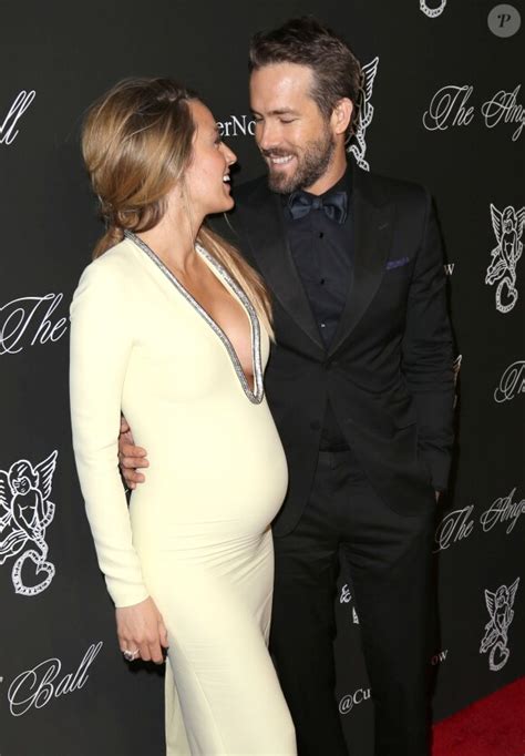 Photo Blake Lively Enceinte Robe Gucci Bijoux Lorraine Schwartz