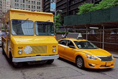 Taxi Amarillo Tradicional Y Una Furgoneta En La Calle De Manhattan Los