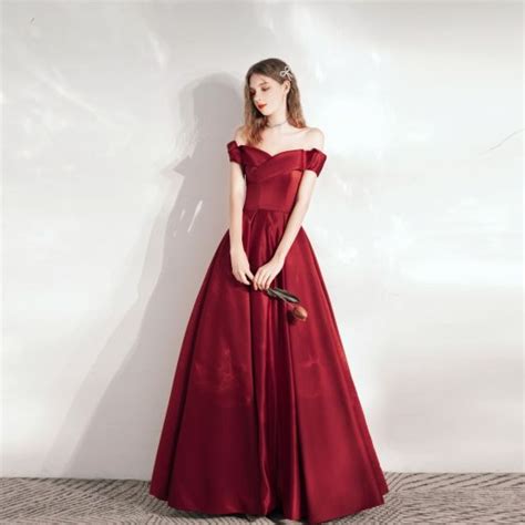 Simple Bordeaux Satin Dansant Robe De Bal 2021 Princesse De Lépaule