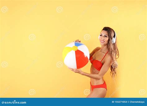 Mujer Atractiva Bonita En Bikini Elegante Con Los Auriculares Y La