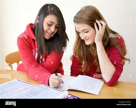 Dos Chicas Adolescentes Haciendo Los Deberes Ayud Ndonos Mutuamente