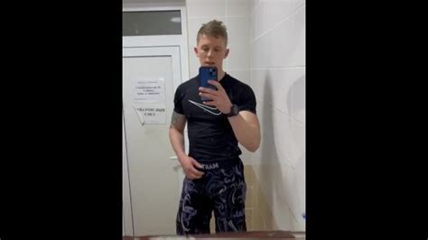 在厕所里露出屁股 Pornhub Gay